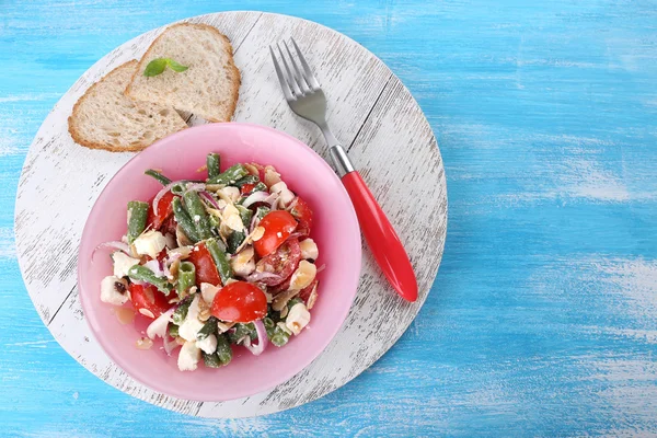 Sarapan segar yang terdiri dari salad sayuran disajikan di atas meja — Stok Foto