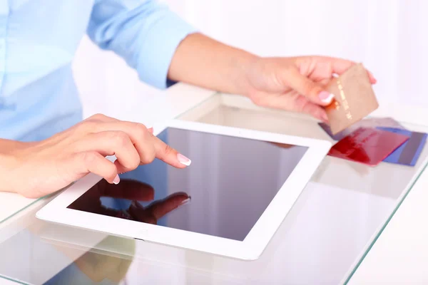 Mulher usando tablet digital e segurando cartão de crédito na mão. Conceito de compras online — Fotografia de Stock