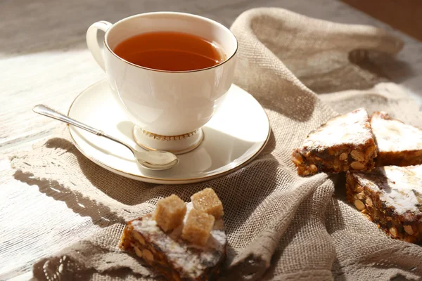 Tasse Tee auf dem Tisch, Nahaufnahme — Stockfoto