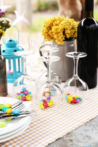 Buffet table with dishware waiting for guests — Stock Photo, Image