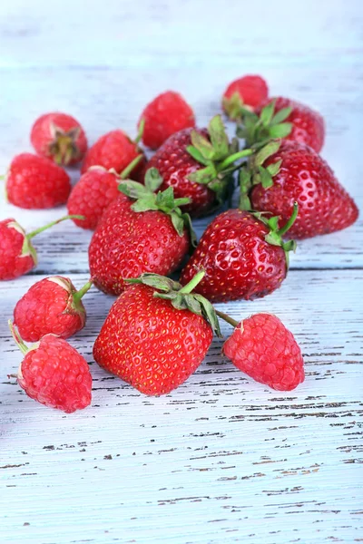 Verschiedene Beeren auf Holztisch Nahaufnahme — Stockfoto