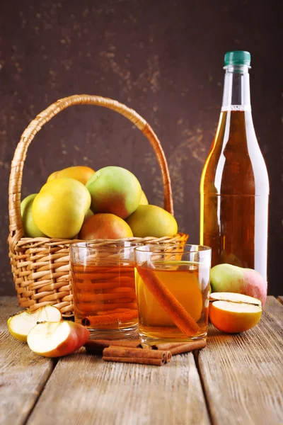 Bodegón con sidra de manzana y manzanas frescas sobre mesa de madera —  Fotos de Stock