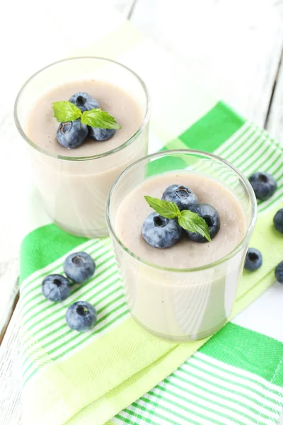 Deliciosa mousse de bayas en vasos en primer plano de la mesa —  Fotos de Stock