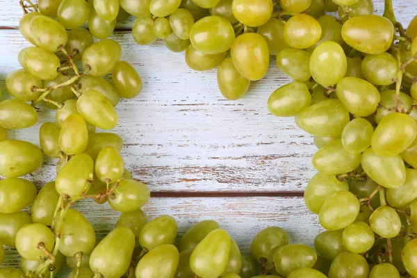 Bunch of ripe grapes on grey wooden background — Stock Photo, Image