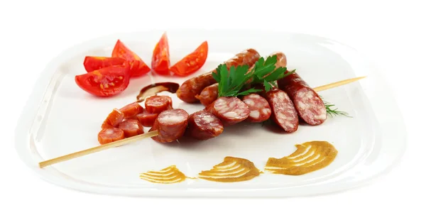 Assortiment de savoureuses saucisses fines sur plaque isolée sur blanc — Photo