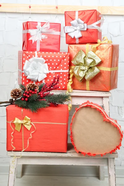 Presentes de Natal na escada no fundo da parede de tijolo — Fotografia de Stock