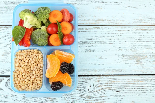 Smakelijke vegetarische maaltijden in plastic doos op houten tafel — Stockfoto