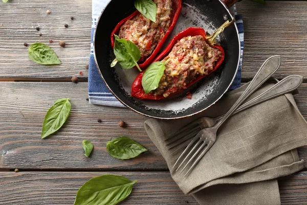 Deliciosos pimentos recheados na frigideira na mesa close-up — Fotografia de Stock