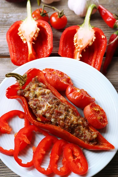 Gefüllte Paprika mit Fleisch und Gemüse — Stockfoto