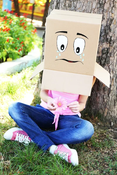 Femme avec boîte en carton — Photo