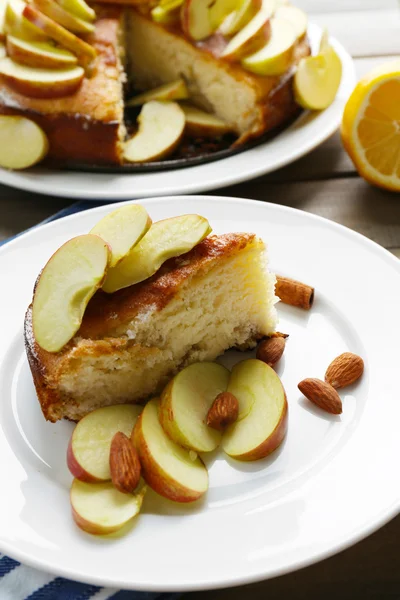 Tarta de manzana casera servida en la mesa, primer plano —  Fotos de Stock