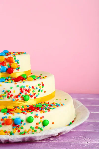 Schöne leckere Geburtstagstorte auf farbigem Hintergrund — Stockfoto