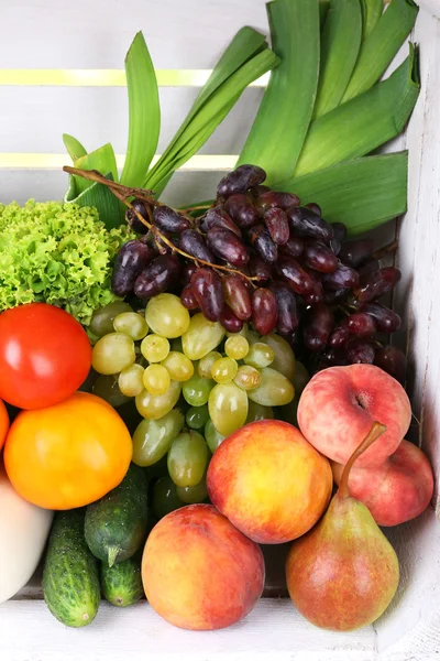 Grönsaker i vit trä låda — Stockfoto