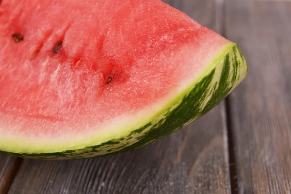 Scheibe Wassermelone auf Holztisch — Stockfoto