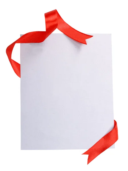 Блискуча червона стрічка з карткою ізольована на білому — стокове фото