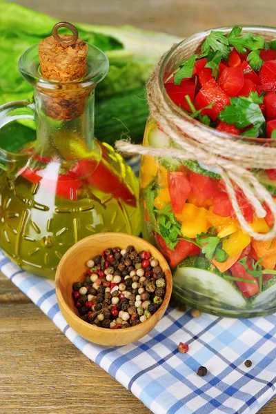 Insalata di verdure in barattoli di vetro su tavolo di legno, su sfondo luminoso — Foto Stock