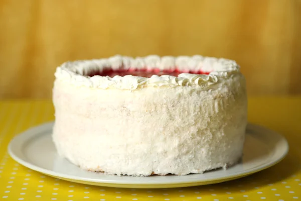 Białe ciasto na żółtym tle — Zdjęcie stockowe