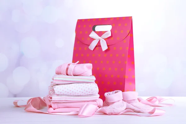 Baby kleding en tassen gift — Stockfoto