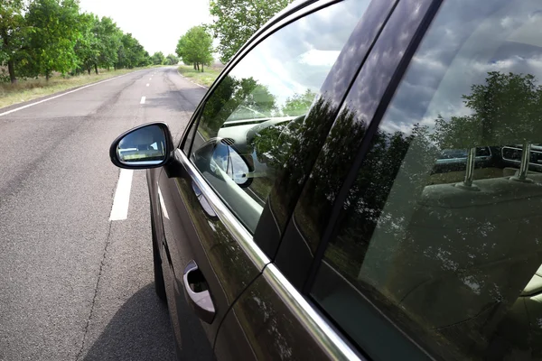 Coche en carretera — Foto de Stock