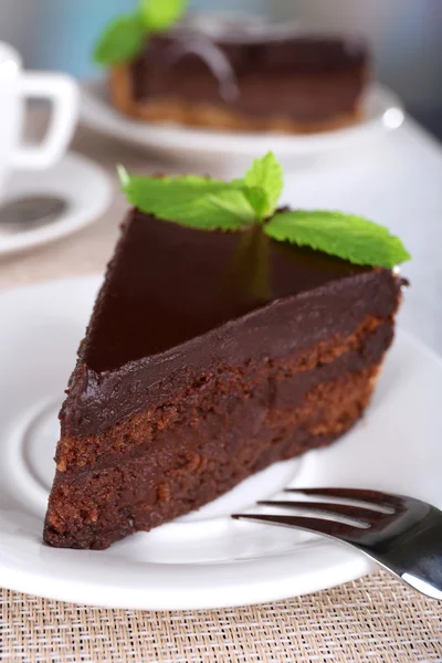 Pedaços de bolo de chocolate em placas na mesa sobre fundo natural — Fotografia de Stock