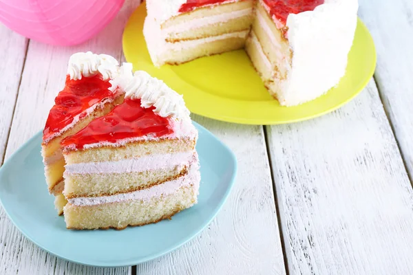 Bolo de morango na mesa close-up — Fotografia de Stock