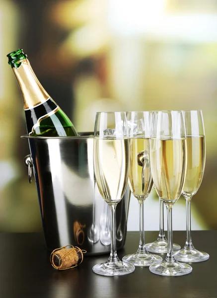 Champagne in bicchieri e bottiglia — Foto Stock