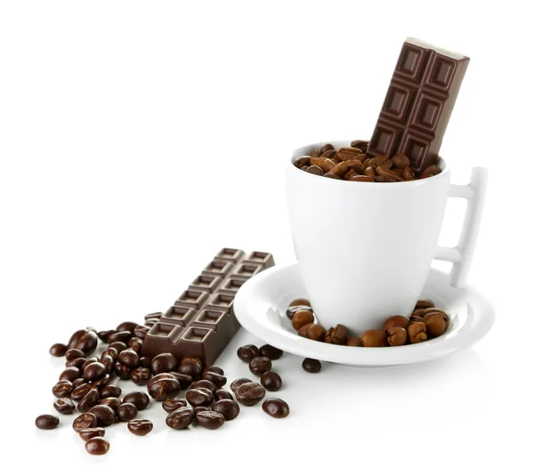 Kopp med kaffebönor och mörk choklad glasyr, isolerad på vit — Stockfoto