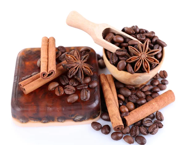 Organické mýdlo s kávová zrna a koření, izolovaných na bílém — Stock fotografie