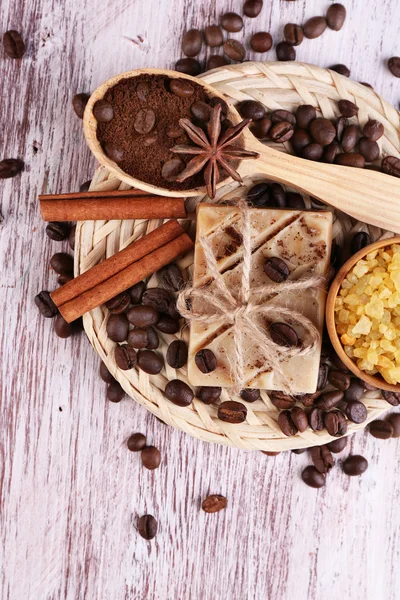 有机肥皂与咖啡豆、 海盐和木勺子在柳条垫，木背景，咖啡 spa 概念上磨的咖啡 — 图库照片