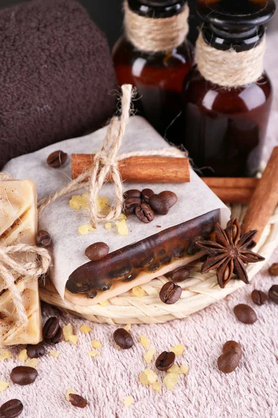 Bio-Seife mit Kaffeebohnen, Meersalz auf Weidenmatte, auf Tisch, auf dunklem Hintergrund, Kaffee-Wellness-Konzept — Stockfoto