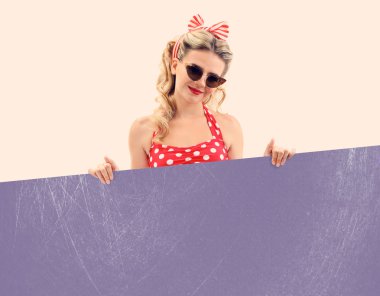 gülümsemek pinup tarzı ile güzel kız