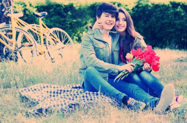 Bisiklet ile parkta oturan genç bir çift