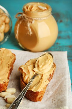 Ahşap arka plan üzerinde taze fıstık ezmesi ile lezzetli sandviç