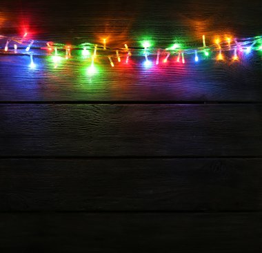 Ahşap arka planda Noel ışıkları