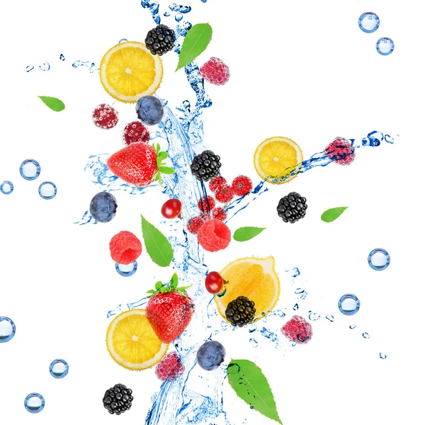 Fruta fresca, bayas y hojas verdes con salpicaduras de agua, aisladas en blanco — Foto de Stock