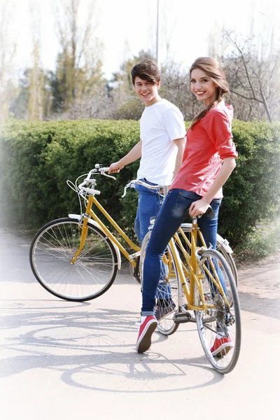 Młoda para z rowerów w parku — Zdjęcie stockowe