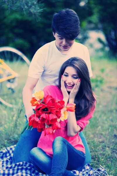 Young couple sitting in park — Stock Photo, Image