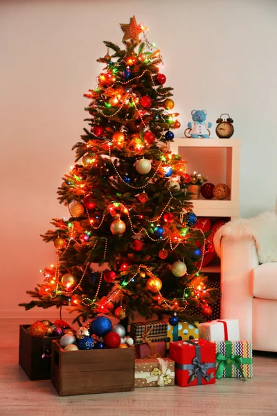 Árbol de Navidad decorado en casa —  Fotos de Stock