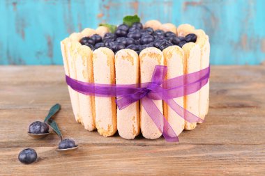 lezzetli kek charlotte ahşap masa üzerinde yaban mersini ile