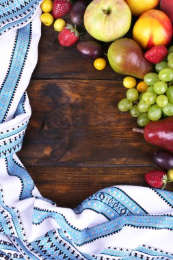 farklı meyveler ve meyve üzerinde ahşap masa yakın çekim