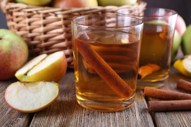 elma suyu ve ahşap masa üzerinde taze elma ile natürmort