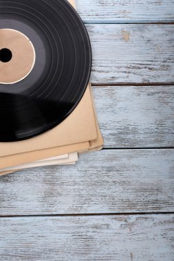 vinil kayıtları ve kağıt kapakları ahşap zemin üzerinde