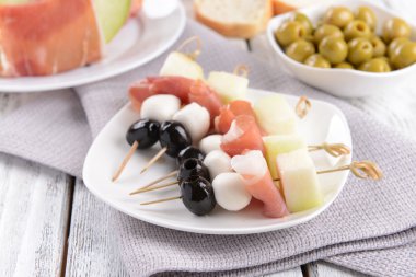 Prosciutto plaka üzerinde tablo yakın çekim ile lezzetli kavun