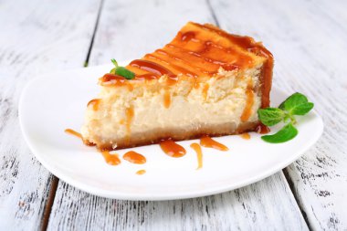 Peynir pasta plaka üzerinde gri ahşap arka plan üzerinde