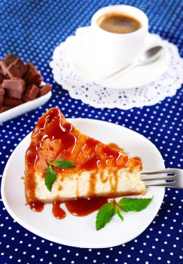 Peynir pasta ve kahve polka dot masa örtüsü üzerinde