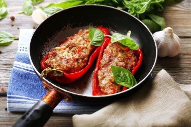 lezzetli masa yakın çekim tavada biber dolması
