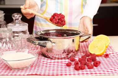 kadın mutfakta Frambuaz reçeli pişirme