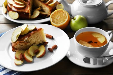 ev yapımı elma turtalı üzerinde sunulan tablo, yakın çekim