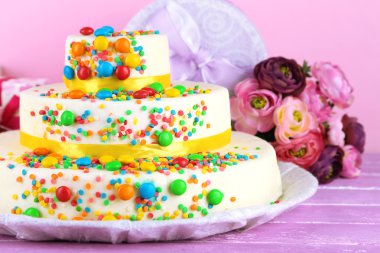 güzel lezzetli pasta ve renkli arka plan üzerinde hediyeler