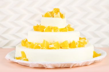 portakal ışık arka plan üzerine ile güzel düğün pastası